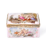Porcelain snuffbox illustrated closed